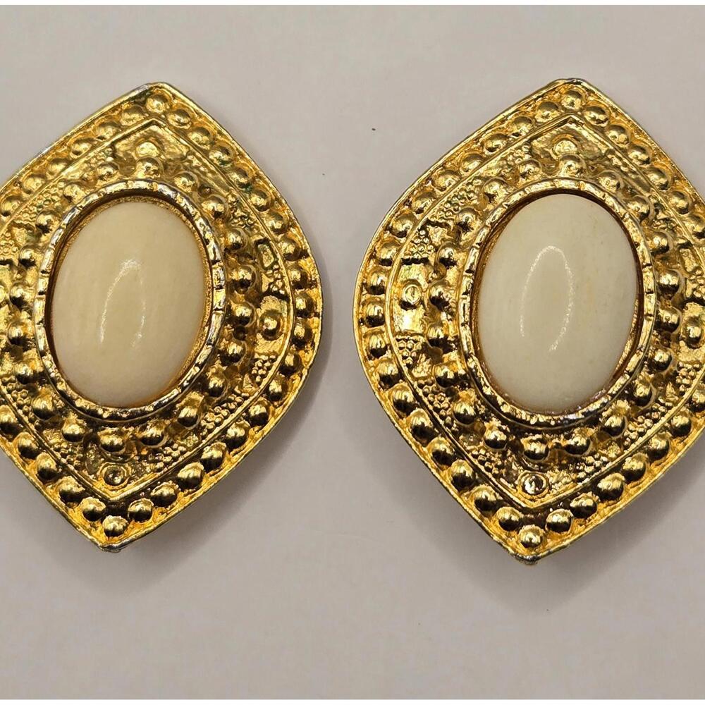 vintage goldtone almond-shaped cream oval cabochon center accent clipon earrings